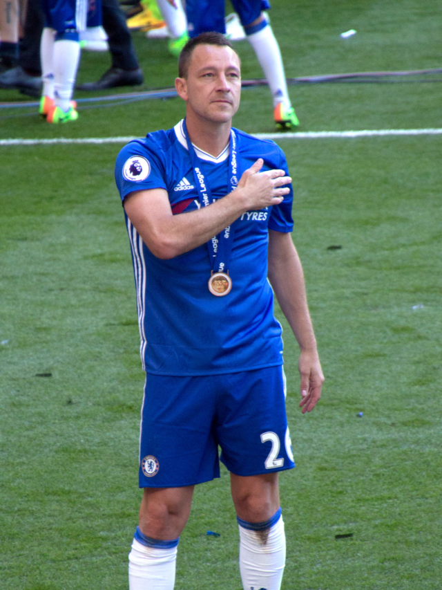Alvarez scores before Premier League winners raise trophy in Man City against Chelsea.